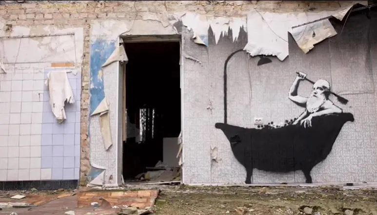 Banksy "colpisce" ancora: spuntano sette graffiti in Ucraina in segno di solidarietà