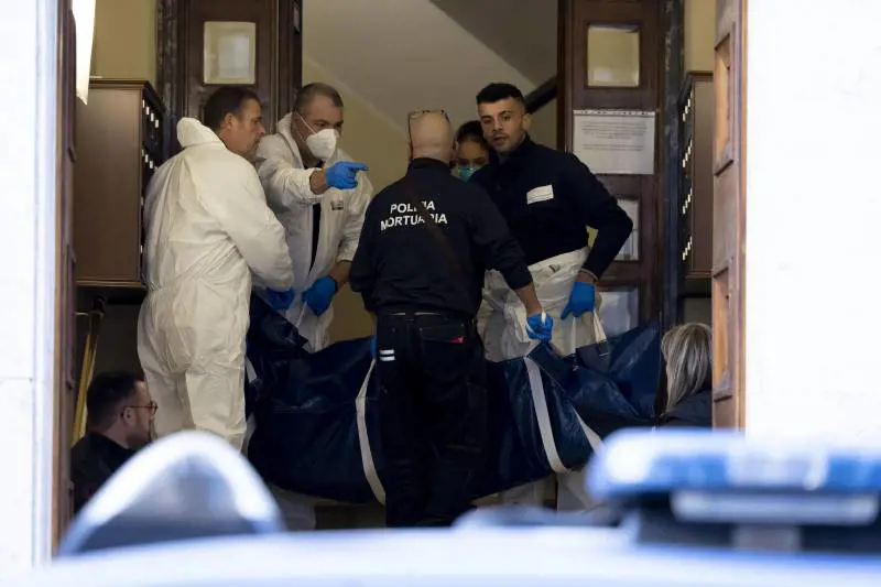 Donne uccise a Prati, interrogato un uomo legato al clan Senese: "Ha vestiti sporchi di sangue"