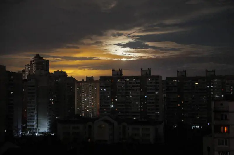 Kiev, il 70% delle case ancora senza luce. Le madri dei soldati contestano Putin