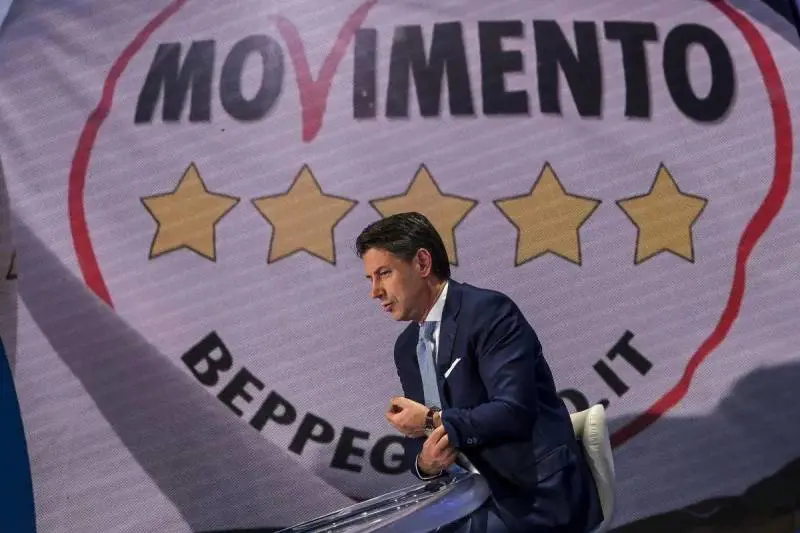 Conte prepara la stangata: vuole i soldi di Di Maio & Co.