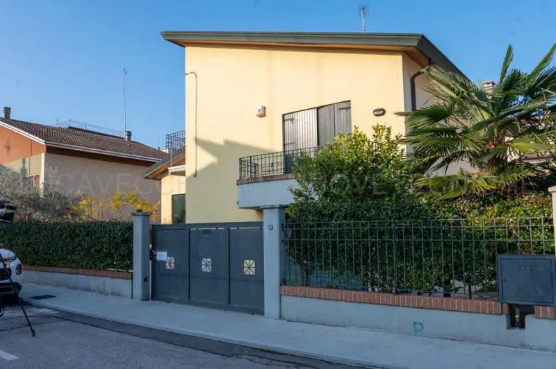Vera accoltellata col fidanzato. Poi l'ex marito-killer si suicida