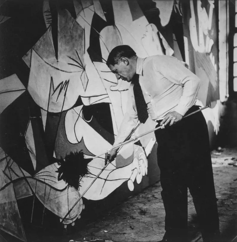 "Mostruoso misogino e vampiro". Parte la campagna per "cancellare" pure Picasso