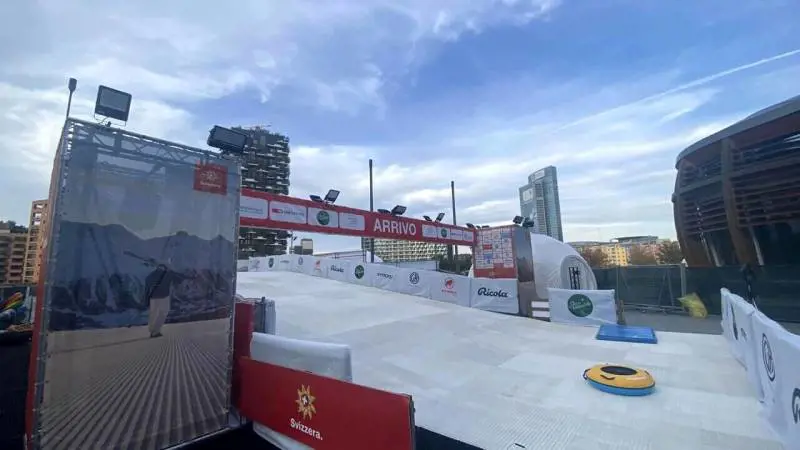 Sciare tra i grattacieli? A Milano si può: la pista trasforma piazza Gae Aulenti