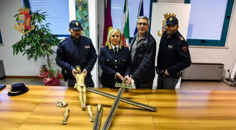Il crocifisso danneggiato e recuperato dalla polizia