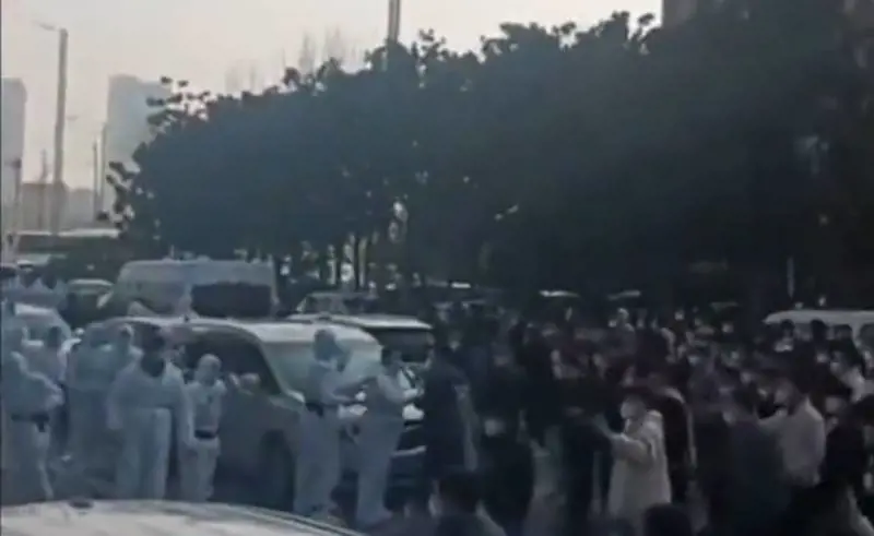 Covid, scontri e violenze: in Cina maxi rivolta nella città degli iPhone