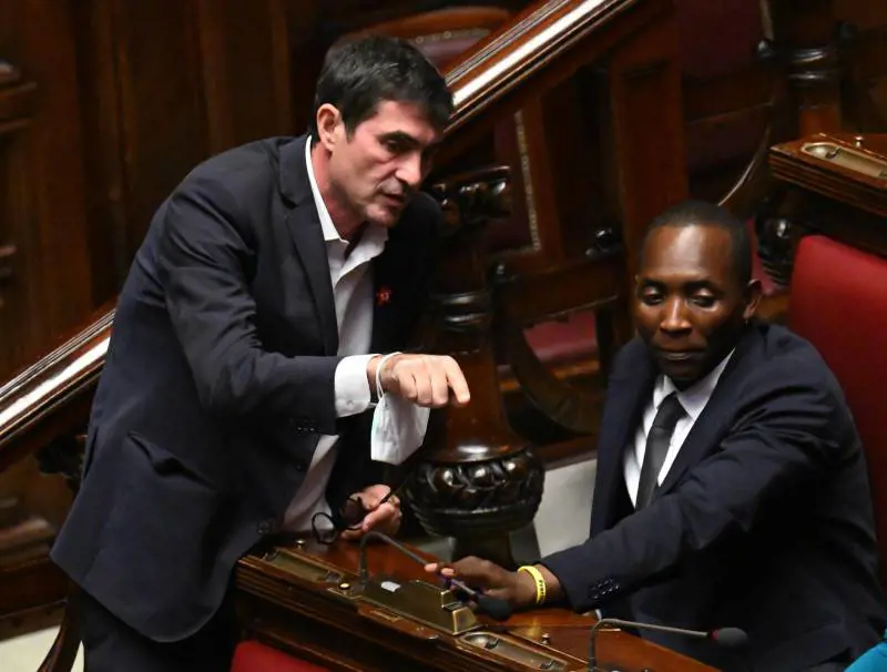 "Non mi pento". Fratoianni insiste su Soumahoro 