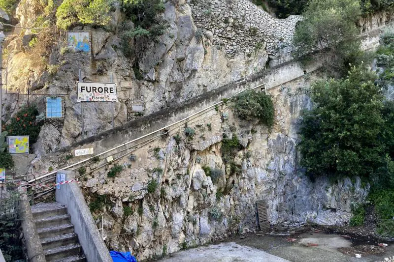 Fotografa il mare in burrasca: tragedia per una 50enne