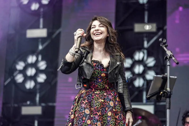 "Canterà alla festa di Fdi". Valanga di odio contro Cristina D'Avena