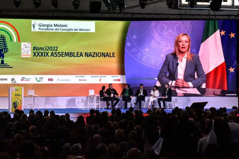 Meloni annuncia la svolta all’assemblea Anci: "Definire meglio l’abuso d’ufficio"