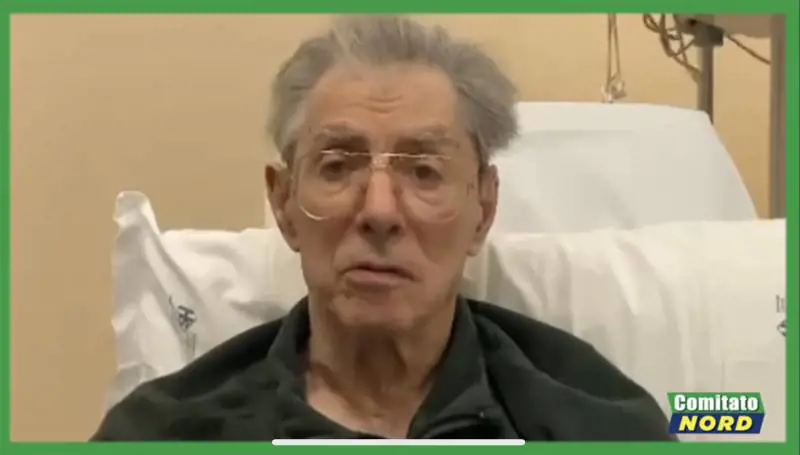 Bossi dimesso dall'ospedale: "È in ottime condizioni cliniche"