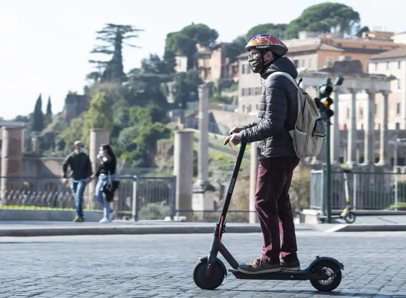 Veicoli elettrici, monopattini: cosa cambia con il decreto Rc Auto