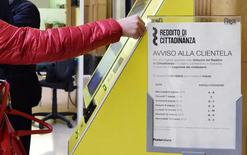 Solo in provincia di Napoli il 13% del totale degli sms. Sicilia prima tra le regioni. A Torino il record nel Nord