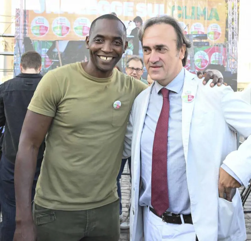 "Risposte non sufficienti". Prima lo candidano, ora i Verdi scaricano Soumahoro
