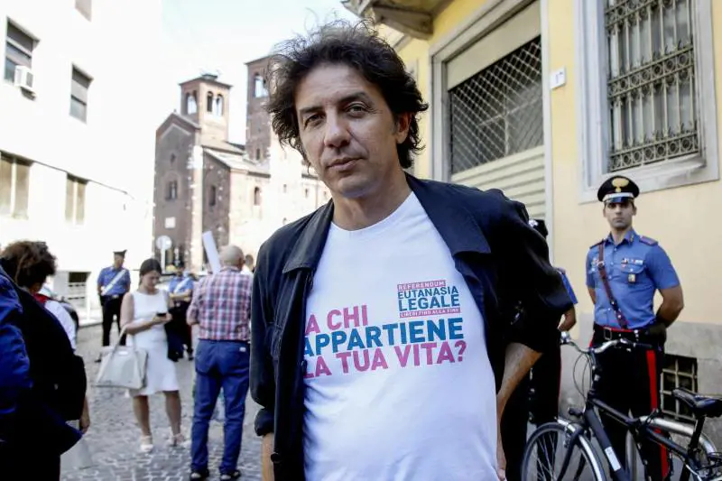 Romano sceglie la morte in Svizzera. Cappato lo aiuta e torna nella bufera