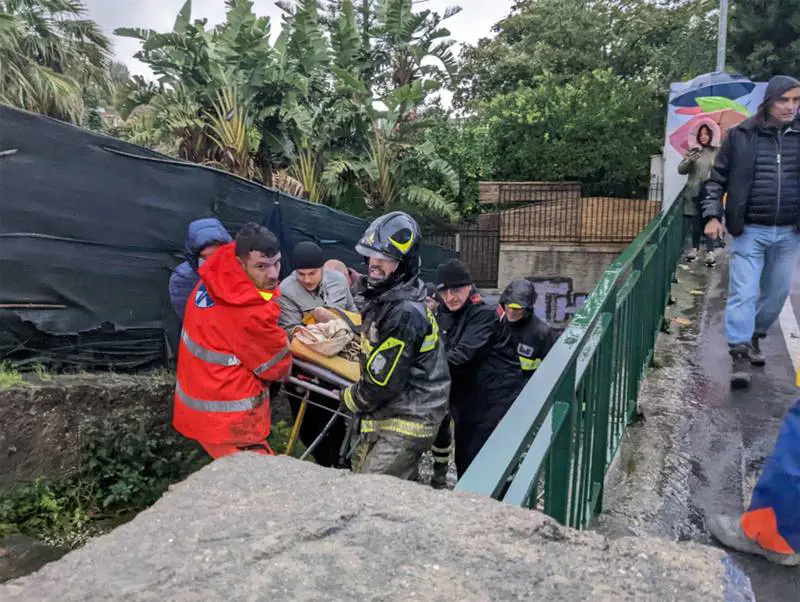 "Sono tutti sotto il fango". A Ischia è corsa contro il tempo