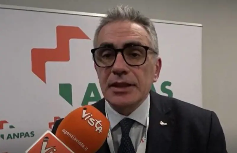 "Pregliasco ha interessi nel settore privato". Schiaffo dei medici a Majorino