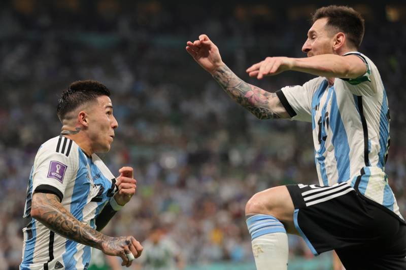 Leo Messi ed Enzo Fernandez festeggiano il 2-0 contro il Messico a Losail