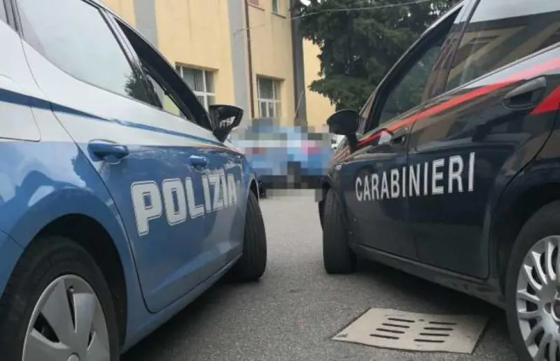 Maxi blitz nel Napoletano: nei guai 63 persone legate al clan De Luca-Bossa