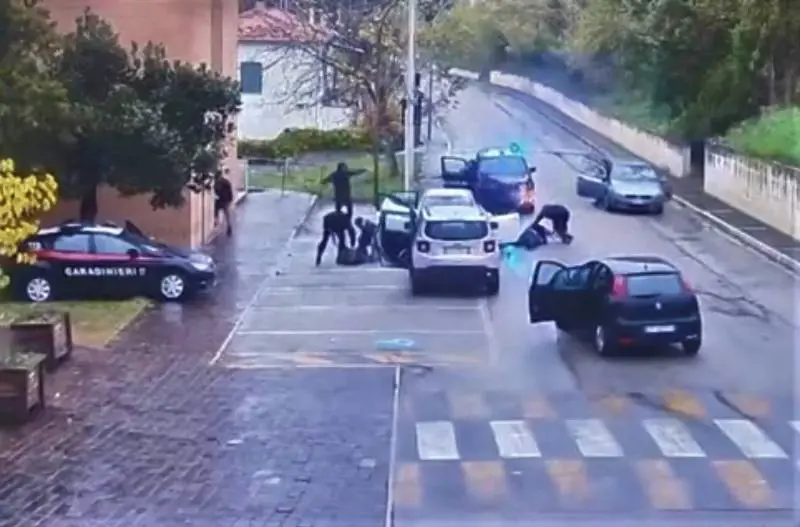 Sventano una rapina alle Poste: lo spettacolare blitz dei carabinieri