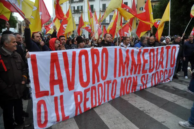 La piazza palermitana è la prima a riempirsi per difendere il Reddito di cittadinanza