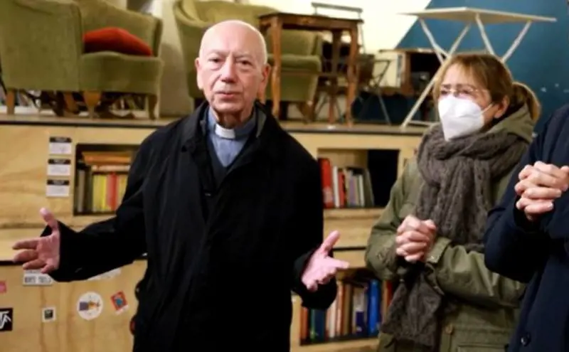 "Un mondo interessante". Il Cardinale benedice gli abusivi del centro sociale