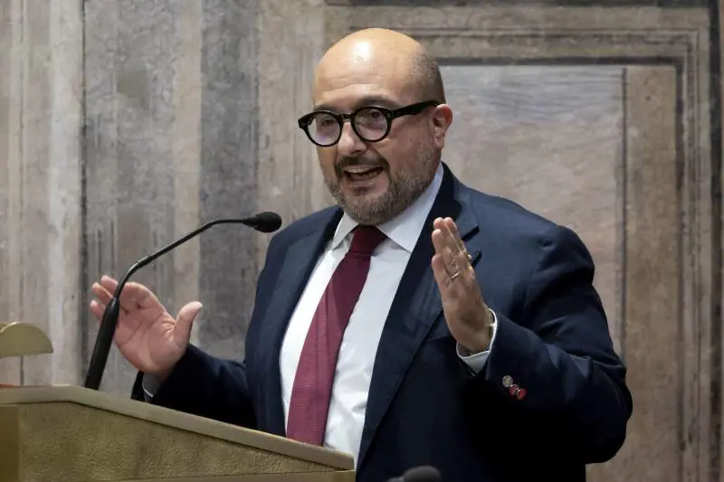 Mezza retromarcia sul bonus cultura "Non lo aboliremo. Ma meno truffe con la nuova Carta"