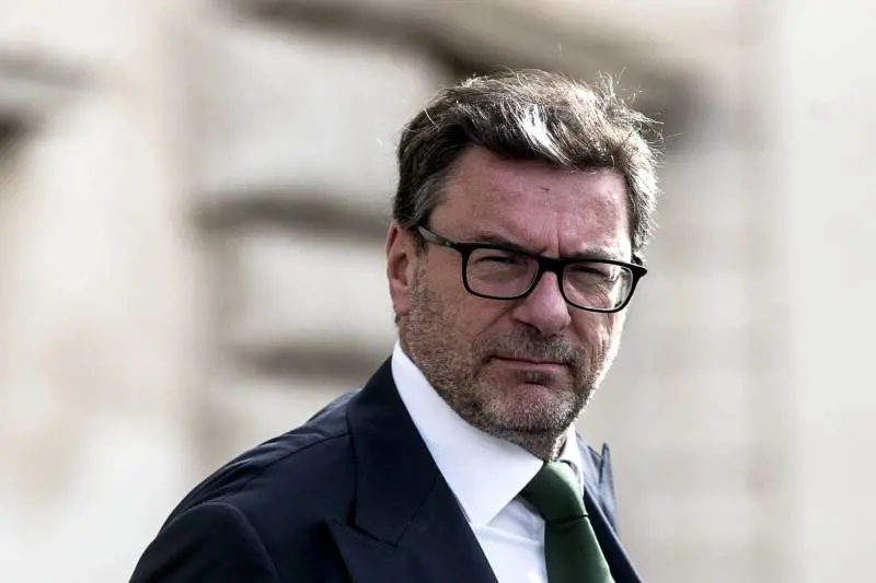 L'altolà di Giorgetti: "Attenzione ai conti". Eco di Fdi: "No agli assalti alla diligenza"