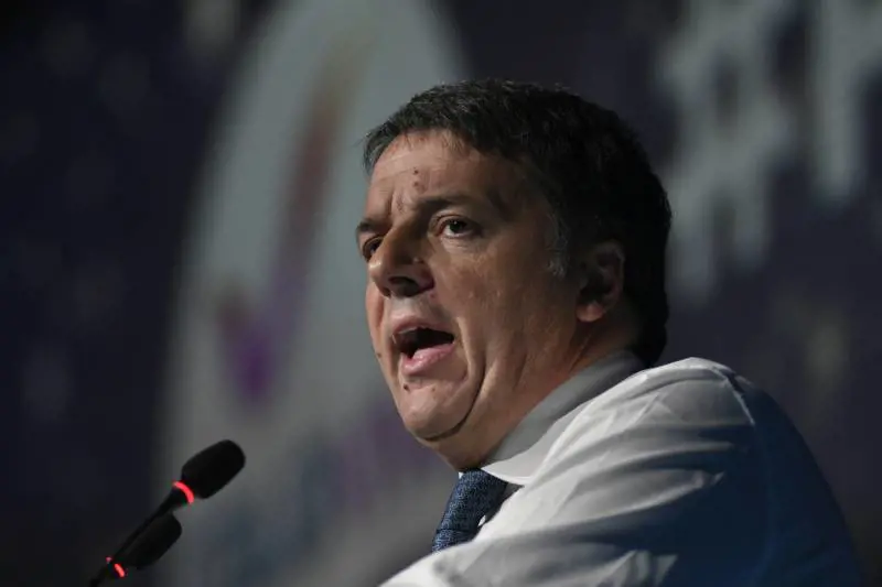 "Federazione ma non lascio il campo". E Renzi lancia la sfida per l'Europa