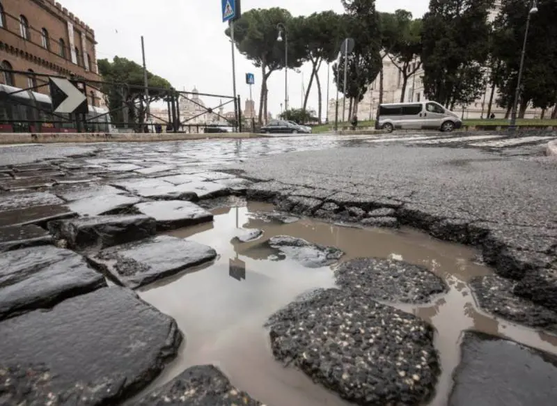 Danni causati dalle buche stradali: ecco quando e come puoi chiedere un risarcimento
