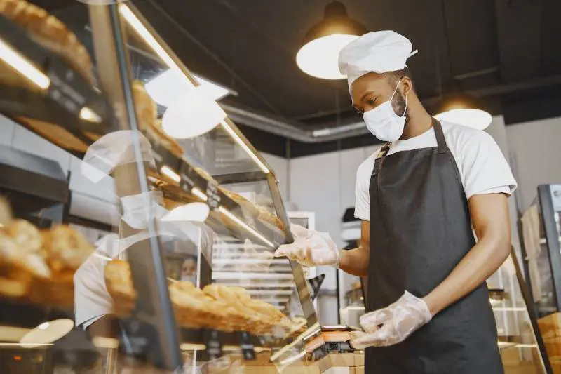 Cucinava senza indossare il copricapo: sanzionato chef a Napoli