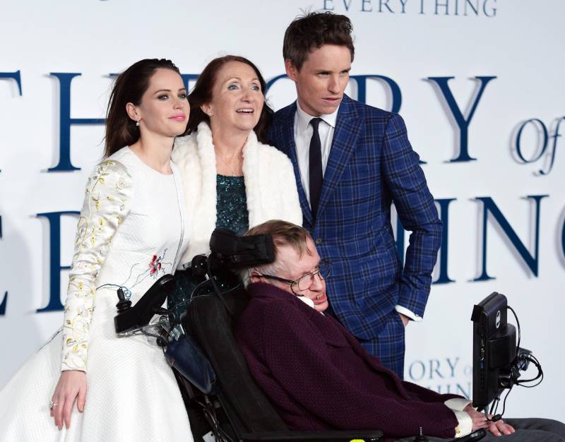 Stephen Hawking con la moglie e i protagonisti de "La teoria del tutto"