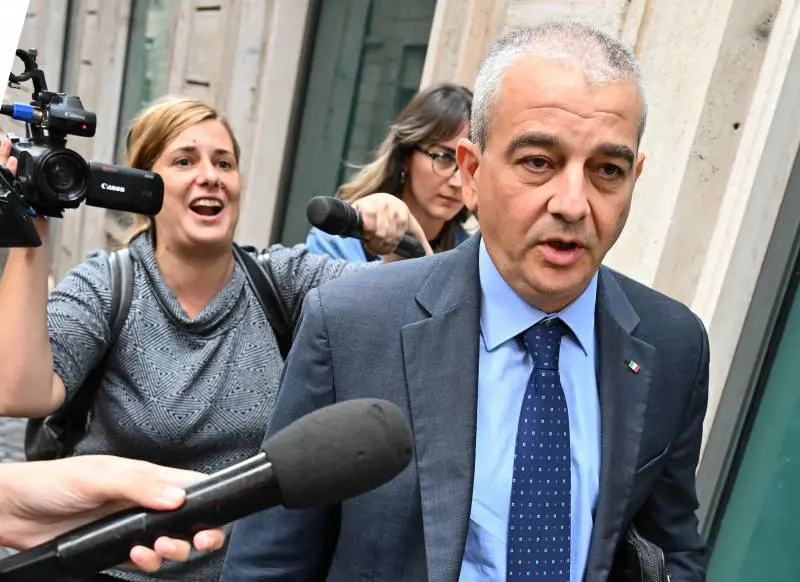 “Si faccia aiutare”. Fazzolari smonta le solite fake news della sinistra