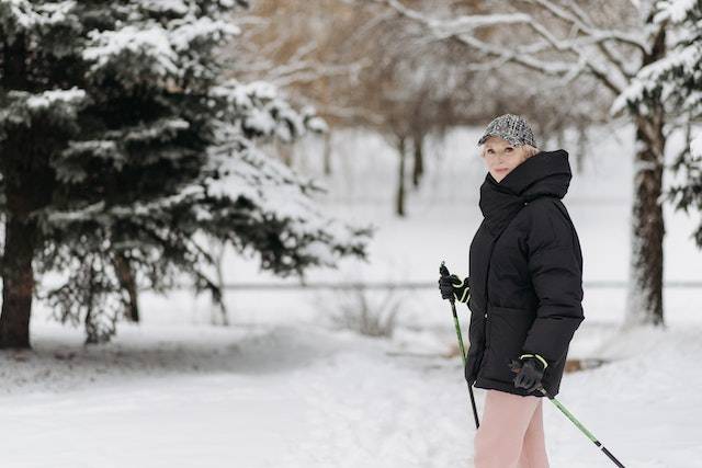 Donna che cammina in inverno