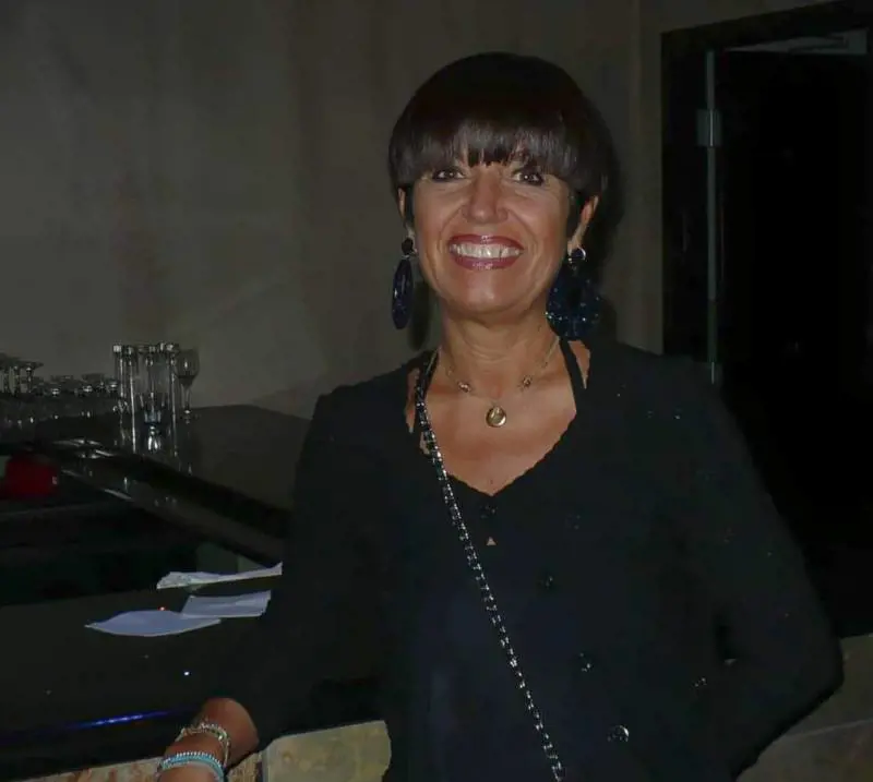 Uccisa a bottigliate dal compagno. Voleva difendere la figlia aggredita