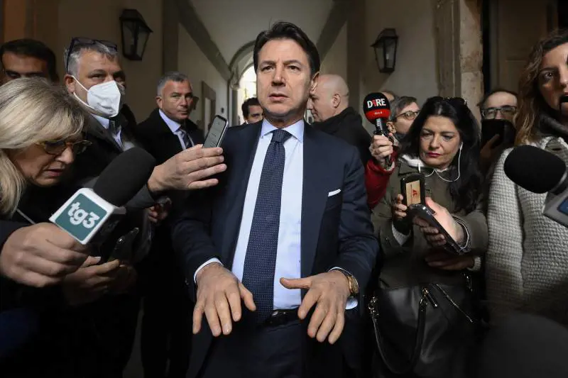 Addio al reddito anche se l'offerta non è "congrua". Ira di Conte: follia. Scoperte altre truffe