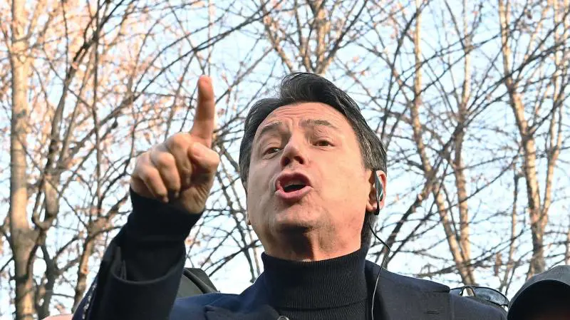 "Follia pura". Conte difende il reddito di cittadinanza e attacca il governo 