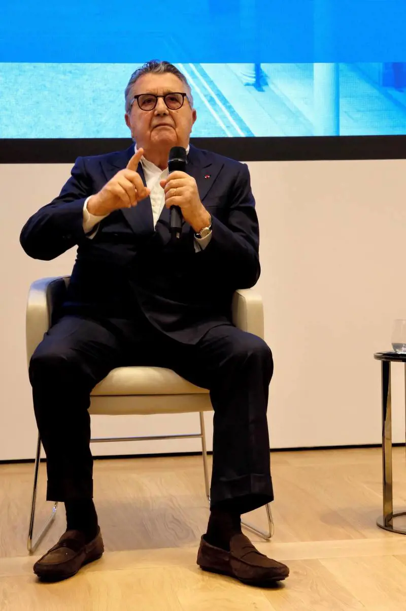 Il solito livore di De Benedetti: "Meloni dimostra demenza La destra? Massa di ignoranti"