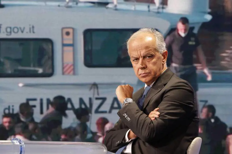 Piantedosi: "Equa distribuzione, Sicilia e Calabria non siano campi profughi dell'Ue"