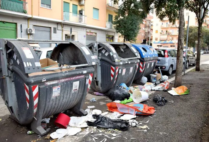 Quei cassonetti ancora poco intelligenti: ecco perché