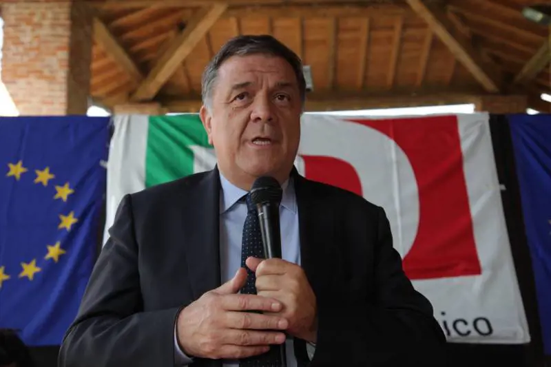 L'eurosinistra va ko. Art. 1: espulsioni. La Lega all'attacco chiama il Copasir