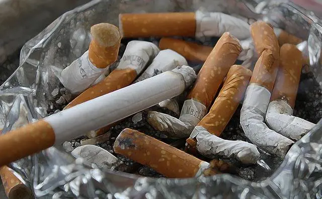 Francia, guerra al fumo: un pacchetto a 13 euro