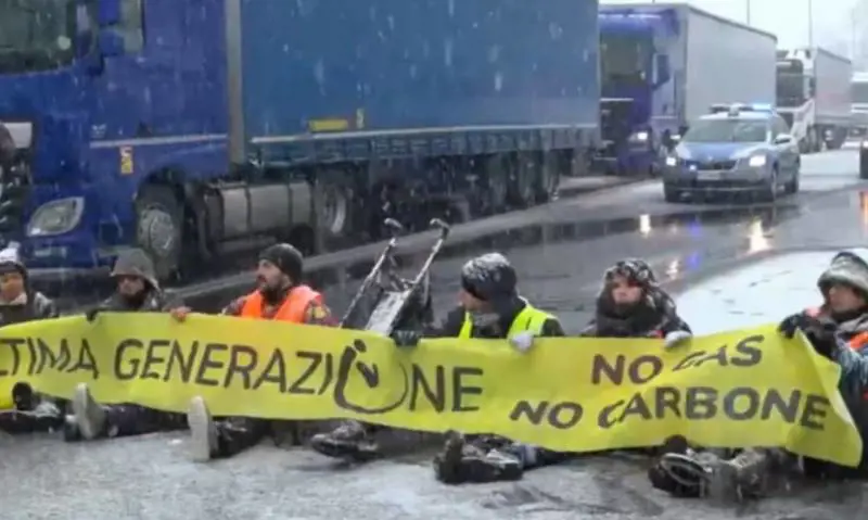 "Veicoli nel tunnel, non è sicuro". Il blitz ambientalista blocca il Monte Bianco