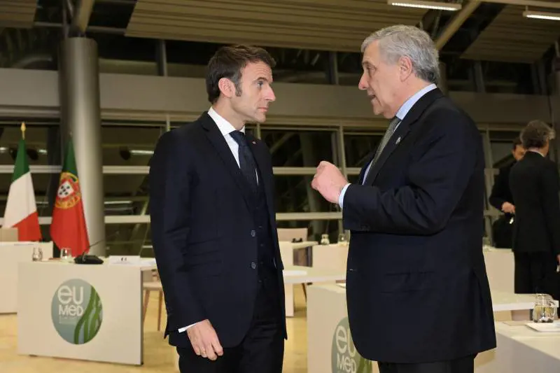 Tajani avverte: "Sui migranti solidali, ma rispettare le regole"