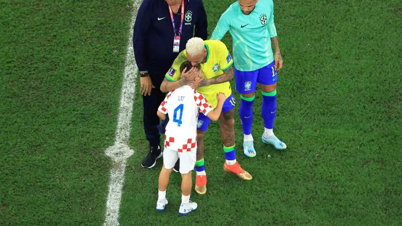 Il piccolo Leo Perisic abbraccia Neymar 