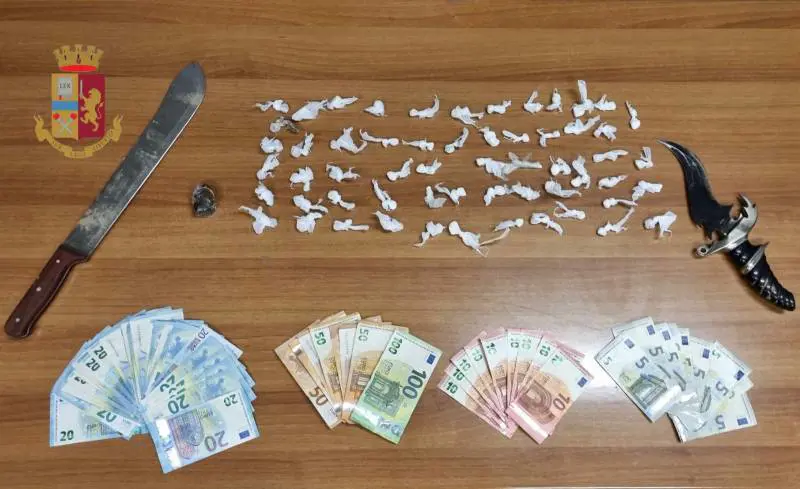 Il machete contro i poliziotti: la tentata fuga dei due pusher marocchini