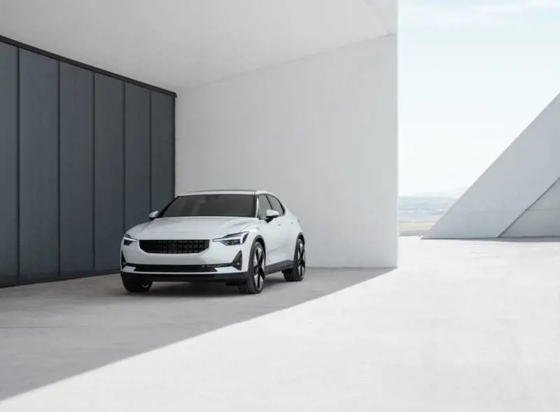 Polestar arriva in Italia, consegna in quattro settimane per l’elettrico che sfida Tesla
