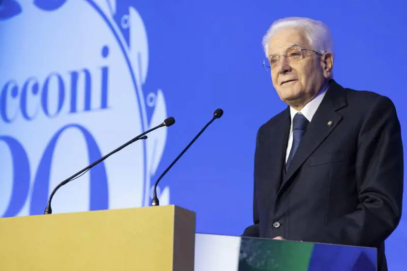 Mattarella positivo al Covid, solo leggera febbre. Niente impegni istituzionali: lavora al Quirinale