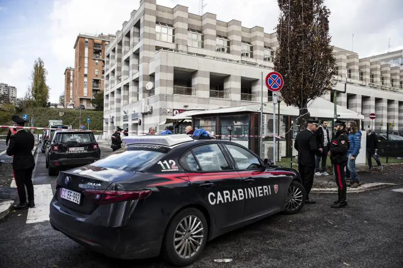 "Ora vi ammazzo tutti". Irrompe all'assemblea, spara e uccide tre donne