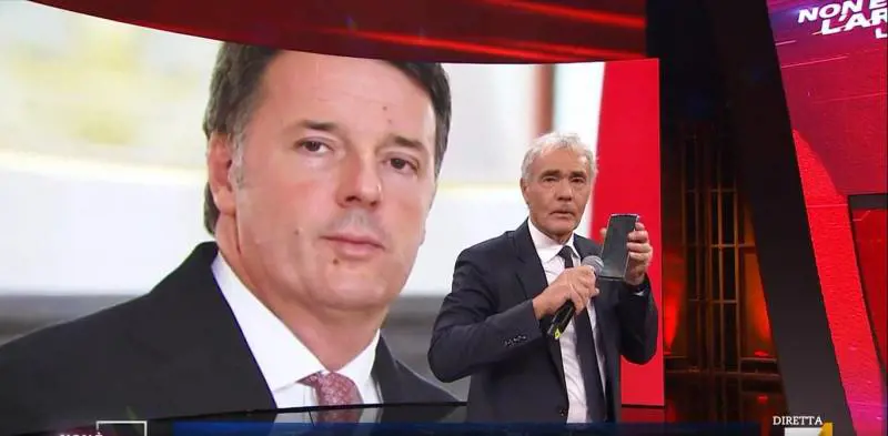 "Una balla spaziale". Renzi chiama in diretta e smonta l'avvocato del caso Autogrill