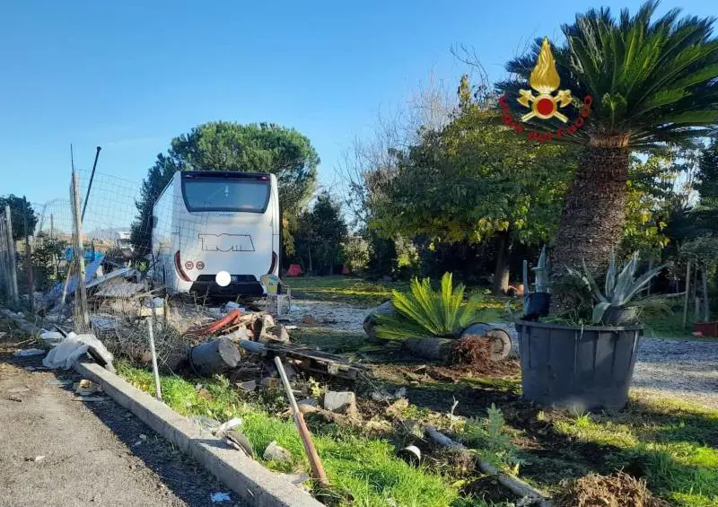 Bus con 41 bambini finisce fuori strada: feriti